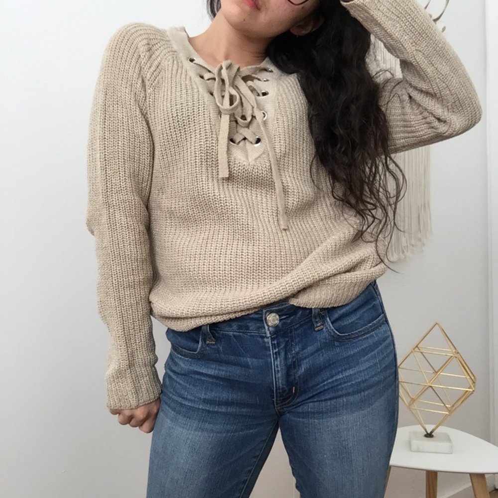 ❗️One Left❗️NWT Lace V- Neck Sweater - Picture 6 of 8